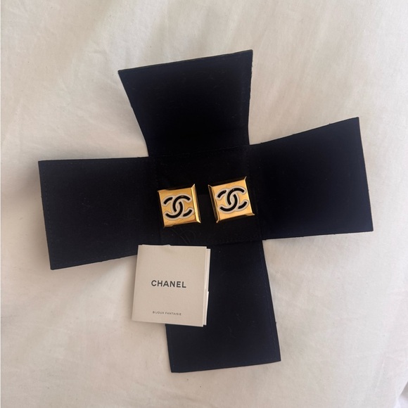 Chanel Gold and Black Clip on earrings - Picture 4 of 10